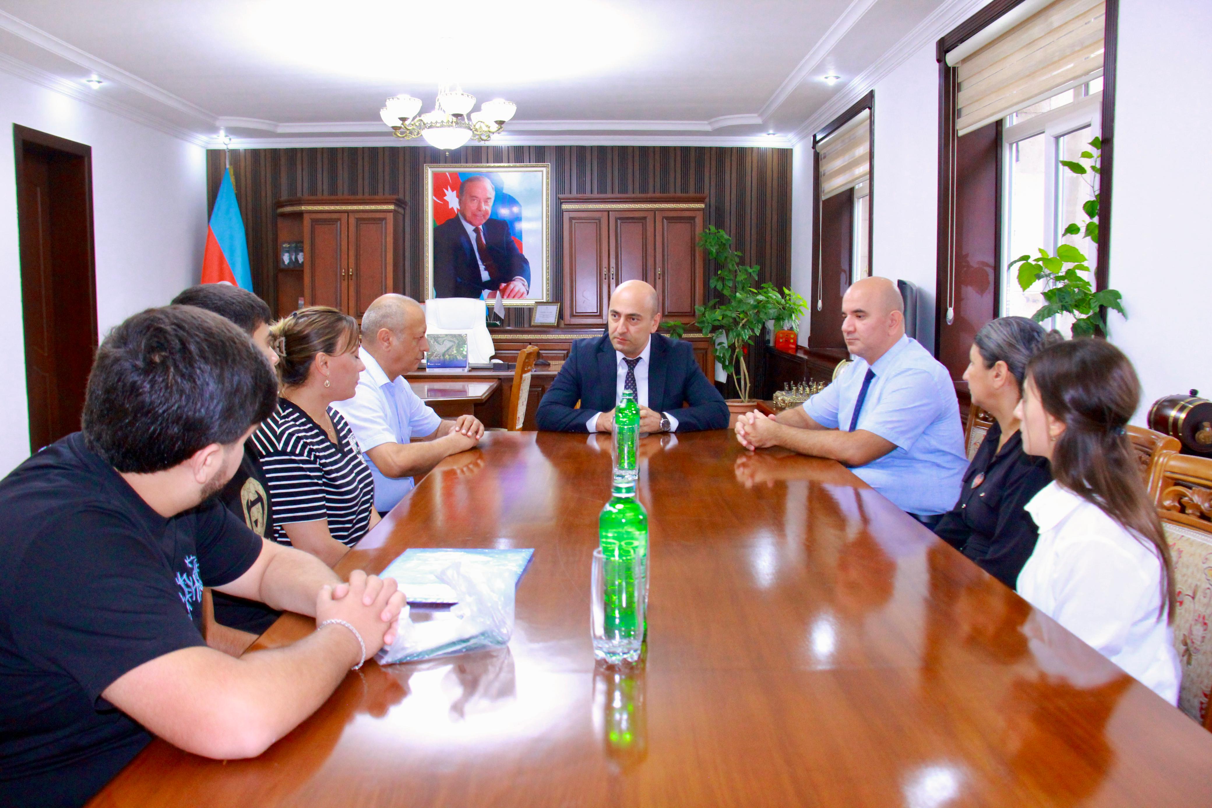 Rektor şəhid ailələrinin övladları ilə görüşüb
