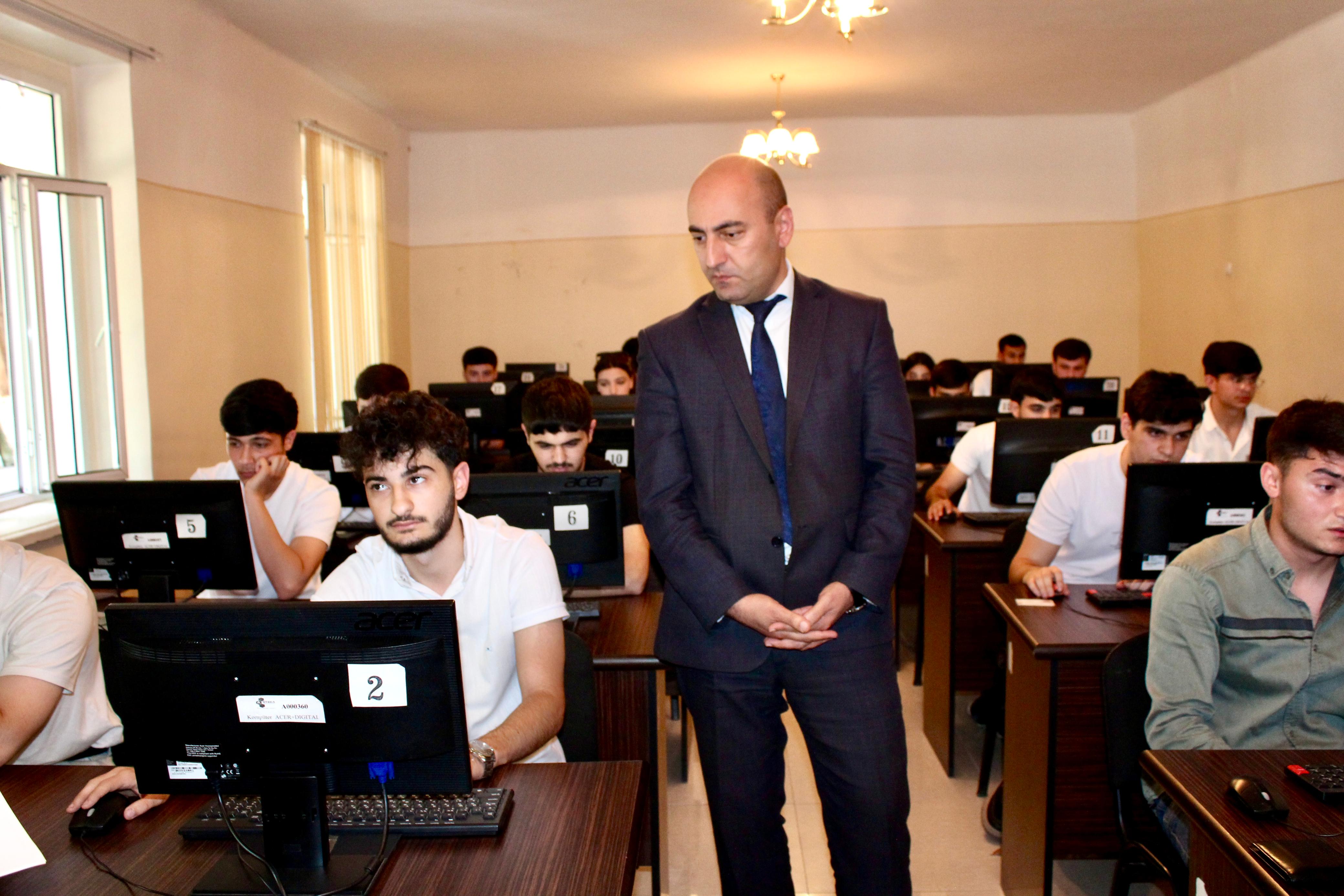 Rektor imtahan prosesini izləyib