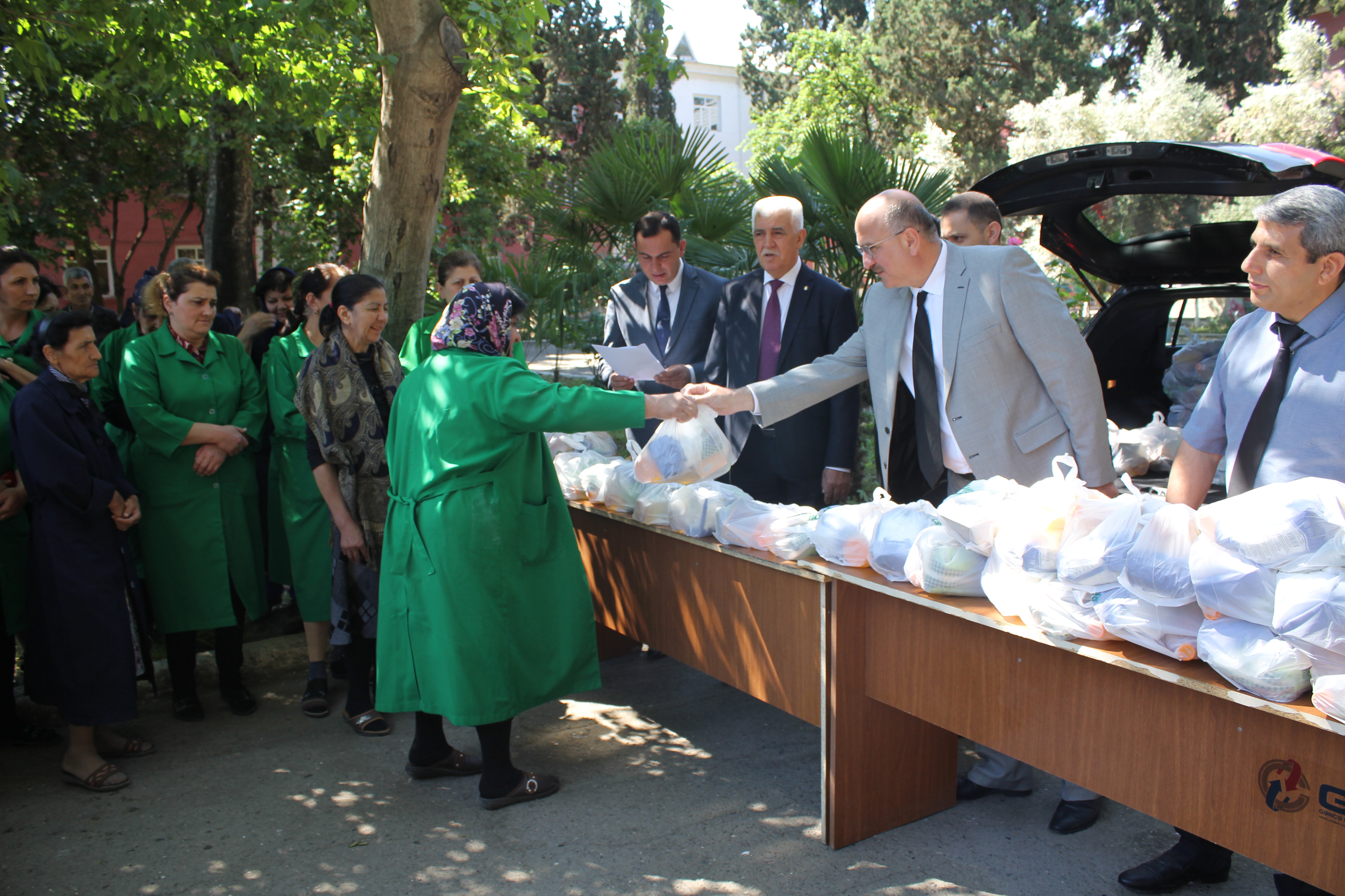 Əməkdaşlara bayram sovqatı paylandı