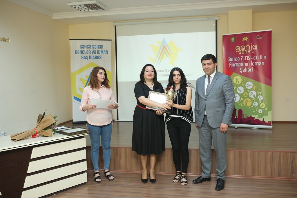 Kubok UTECA badmintonçularına verildi