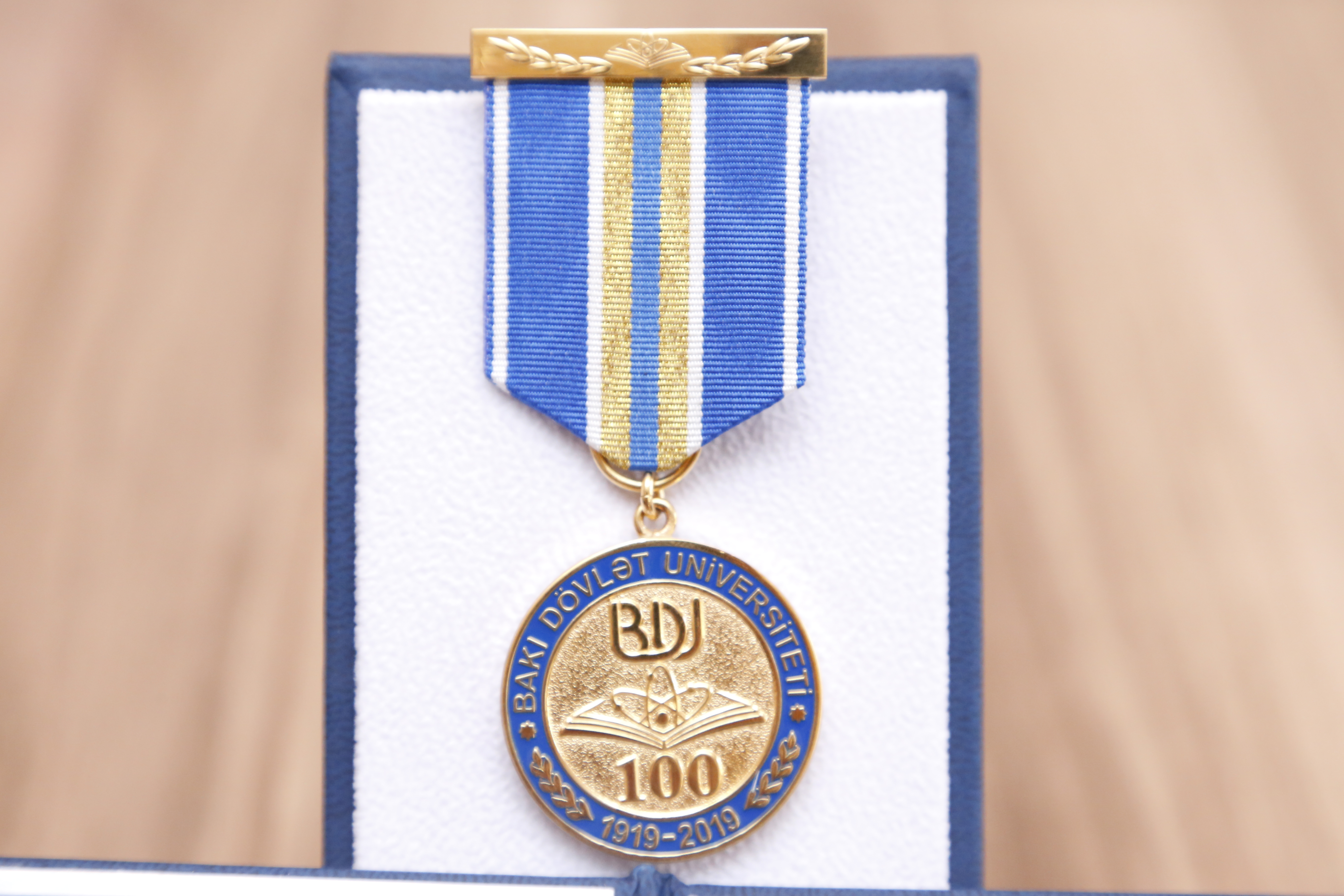 Təhsil naziri rektoru medalla təltif etdi