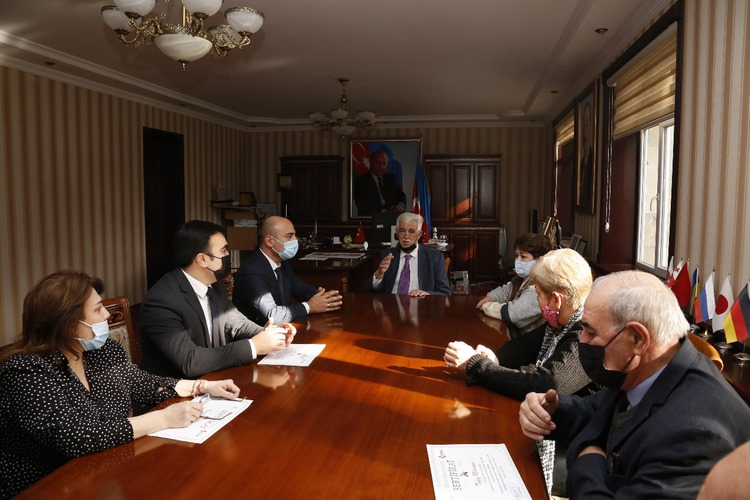 Konfrans iştirakçılarına sertifikatlar təqdim edilib