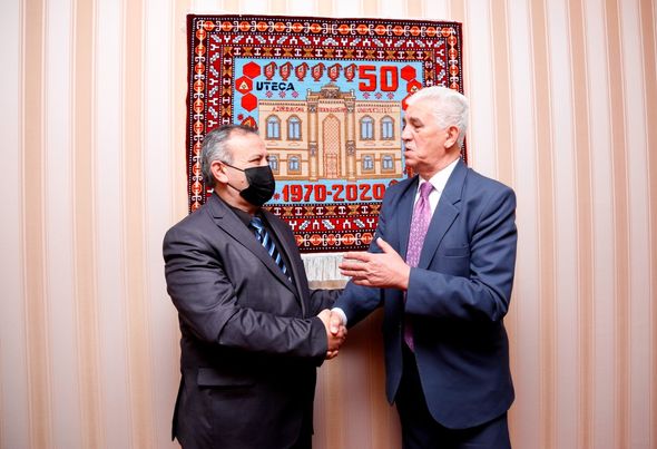 Rektor, professor Akif Süleymanov Turizm sənayesinin təşkili və ekologiya kafedrasının müdiri dosent, Yusif Hümbətovu təltif edib