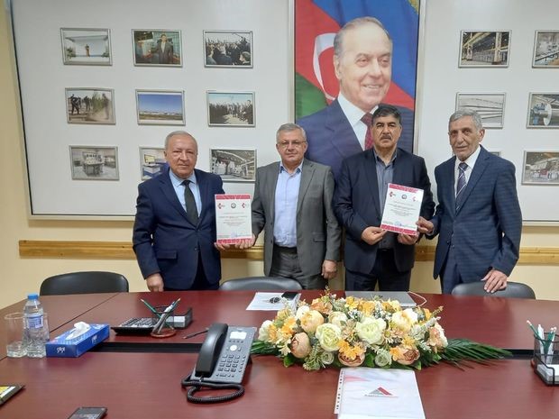 Rektor Akif Süleymanov “Azəralüminium” MMC-nin və “Azəralüminium” MMC-nin Gəncə Kompleksinin direktorunu fəxri ad ilə təltif edib