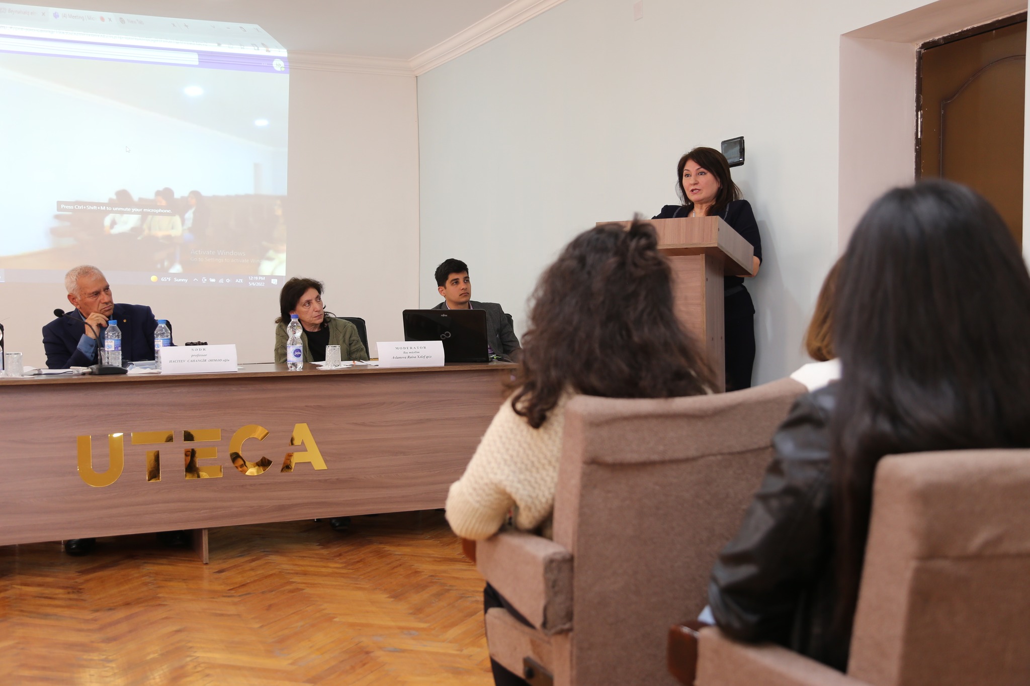 Beynəlxalq konfransın Tekstil və yüngül sənayenin mütərəqqi texnika və texnologiyaları bölməsində bu sahənin aktual məsələlərini əhatə edən məruzələr dinlənilib