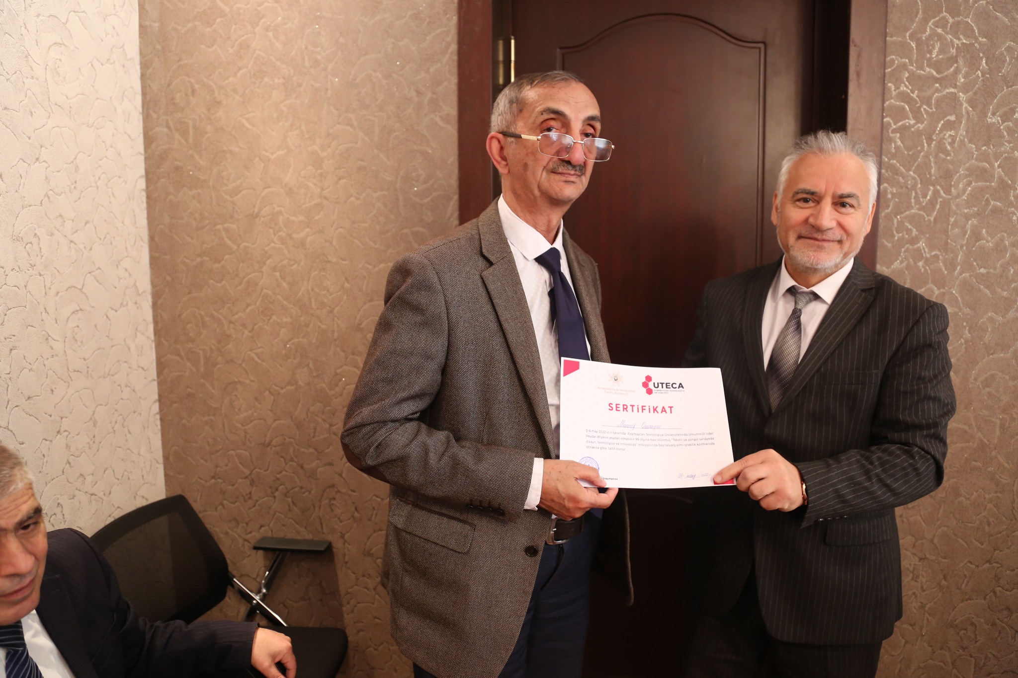 UTECA-da Ümummilli lider Heydər Əliyevin anadan olmasının 99 illiyinə həsr olunan beynəlxalq konfransın iştirakçılarına sertifikatlar verilib